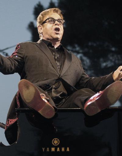 Dünyaca ünlü şarkıcı Elton John Antalyada sahne aldı