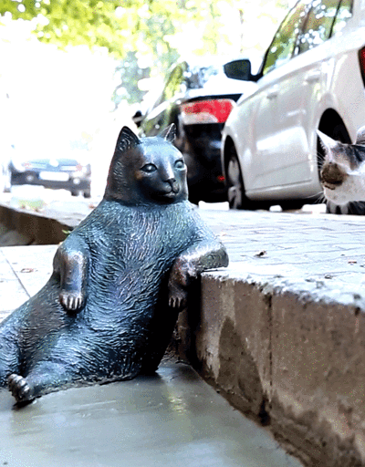 Kadıköy’ün bıçkın kedisi Tombili’nin heykeli yapıldı