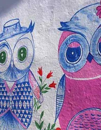 Köy duvarlarını sanatsal çizimlerle süslüyor