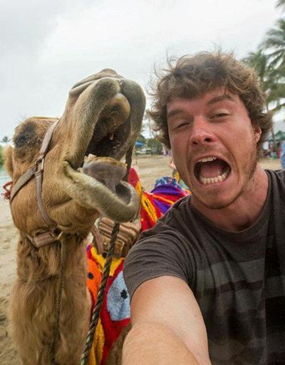Hayvanları birlikte selfie çekilmeye ikna eden adam