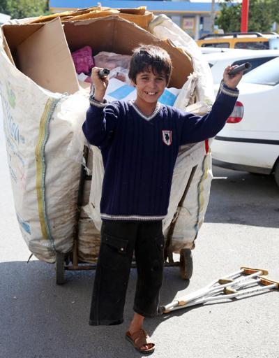 Suriyeli Ali tek bacağıyla kağıt topluyor