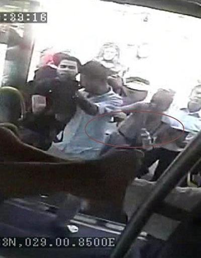 Metrobüs şoförünün yolcuya çakıyla saldırısı kameralarda