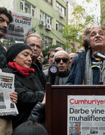 Sanatçılardan Cumhuriyet Gazetesine destek ziyareti