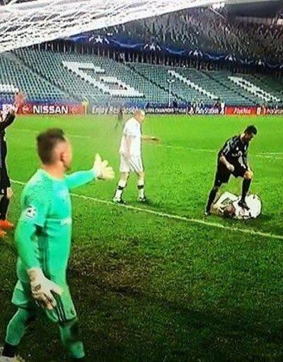 Ronaldo Polonyalı oyuncunun sırtına bastı