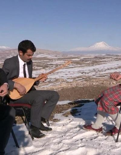 Gönüllü öğretmenler köy köy dolaşıp müzik eğitimi veriyorlar