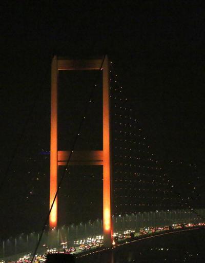 İstanbulun simgeleri turuncu renge büründü