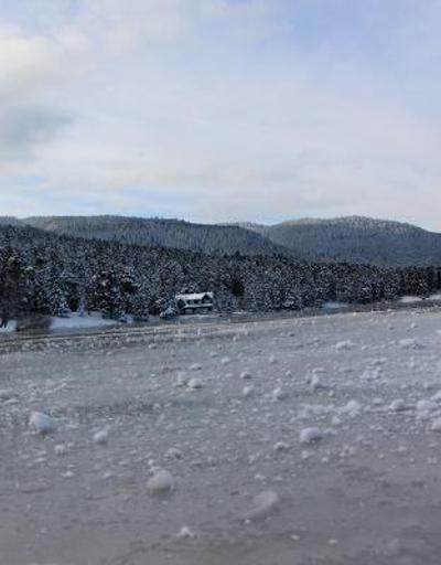 Gölcük Tabiat Parkındaki göl buz tuttu