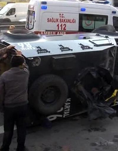 İstanbulda zırhlı polis aracı devrildi