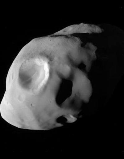 Cassini Satürnün uydusu Pandorayı yakından fotoğrafladı