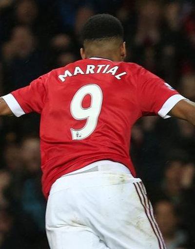 Manchester United 10 milyon euro kaybetmemek için Martialı kadroya almadı.
