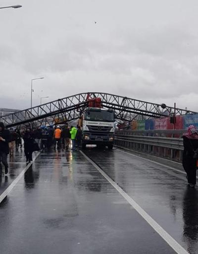 İstanbulda vinç devrildi: E-5te trafik durdu