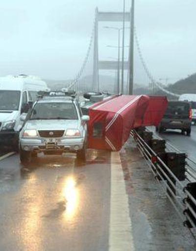 Fatih Sultan Mehmet Köprüsünde römork devrildi