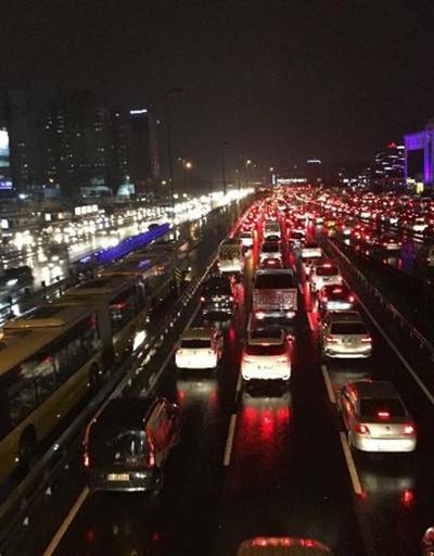 İstanbul’da kar yağışı trafiği felç etti