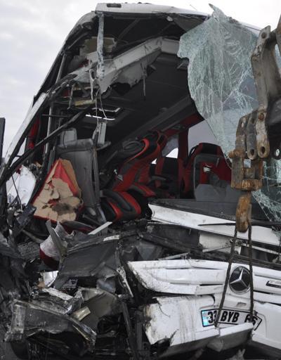 Yolcu otobüsü TIRa çarptı: 8 yaralı