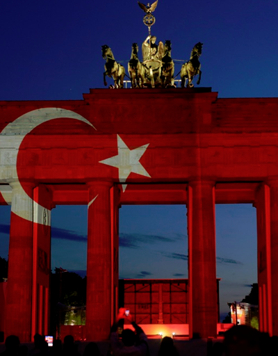 Berlindeki Brandenburg Kapısı Türk bayrağı renklerine büründü
