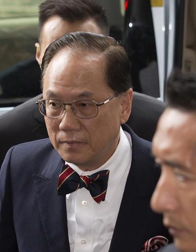 Hong Kongun eski baş yöneticisine rüşvet suçlaması