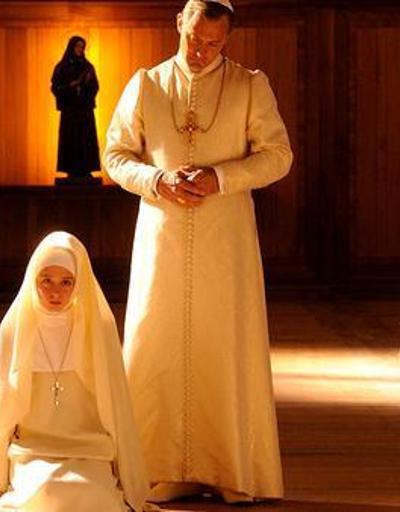 The Young Pope adlı yabancı dizi BLU TVde | Başrolde Jude Law oynuyor