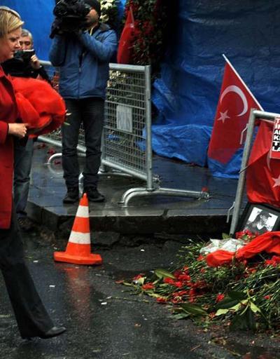 ABDnin İstanbul Başkonsolosu Jennifer Davis, Reina önüne çiçek bıraktı