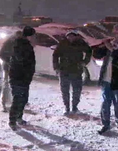 Yoğun kar İstanbul trafiğini kilitledi onlar ise çareyi oynamakta buldu