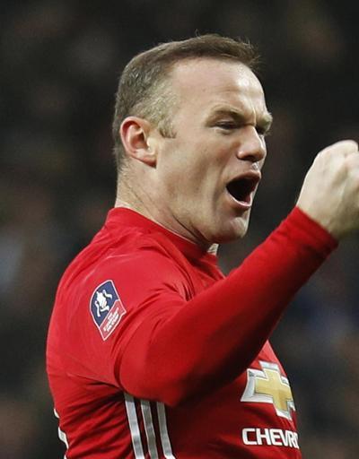 Rooney Bobby Charltonı yakaladı