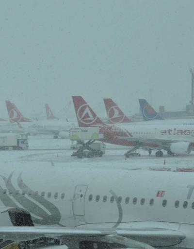 Atatürk Havalimanında uçuşlara kar engeli