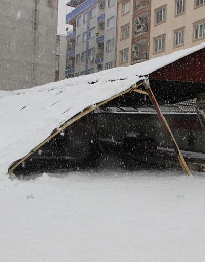 Manisa’da okulun garaj çatısı çöktü