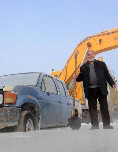 Erzurumda araçlar ve iş makinaları buza gömüldü