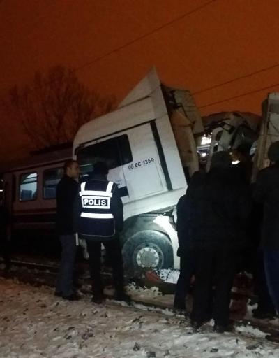 Yolcu treni TIRa çarptı: 1 ölü, 11 yaralı