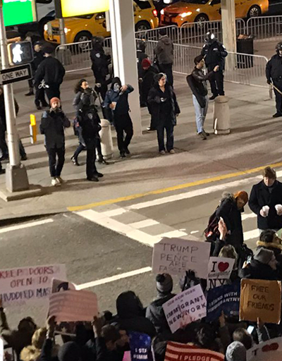 JFK havalimanında Trump protestosu