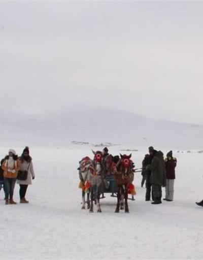 Çıldır Gölü buz tuttu, turistler atlı kızak keyfinde
