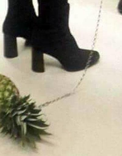 Metroda tasmayla ananas gezdiren kadın