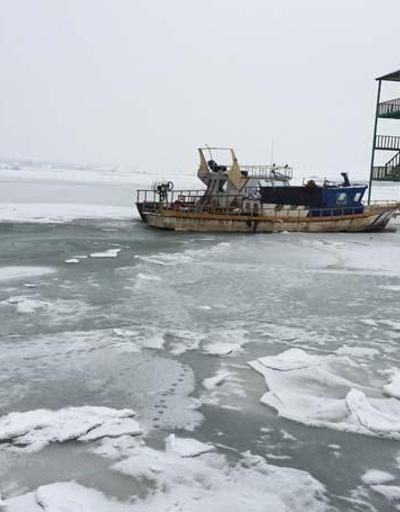 Vanda göl dondu balıkçılar mahsur kaldı
