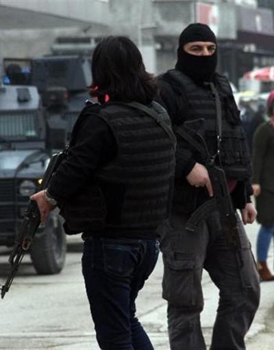 Adanada PKKlı, kimlik kontrolü yapan polisten kaçınca yakalandı