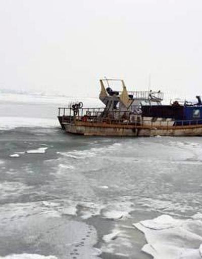 Vanda göl dondu balıkçılar mahsur kaldı