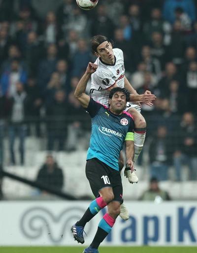Hakem Beşiktaş-Hapoel maçının ilk yarısını 44 dakika oynattı