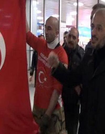 Atatürk Havalimanında bayrak eylemi