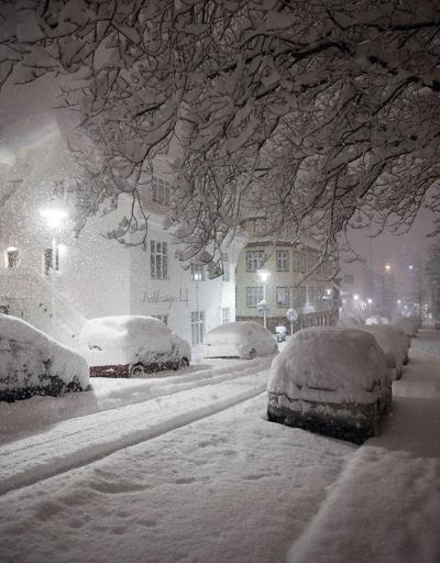 Kar, İzlandayı peri masalı kentine çevirdi