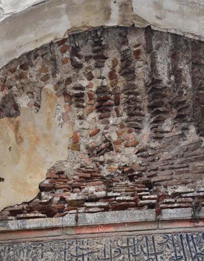 Tarihi Ulu Camiinin duvarları çatlıyor