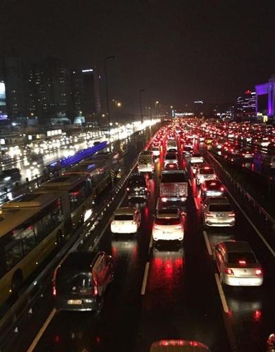 Trafik sıkışıklığında Türkiye ilk 10da: Yılda 34 saat trafikte geçiyor