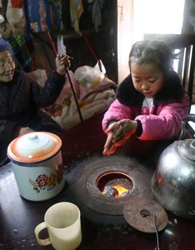 5 yaşındaki Çinli kız hem anneannesine hem büyükannesine bakıyor