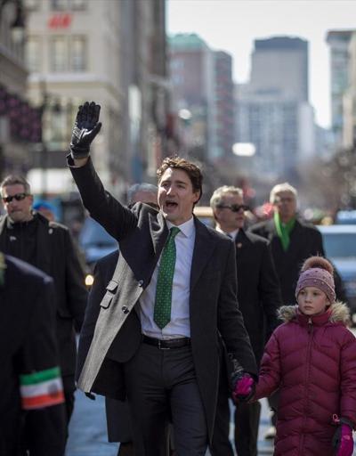Kanada Başakanı Justin Trudeu yeşil kravatıyla kutlama yürüyüşünde