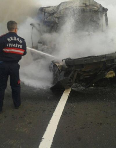 Süt tankerine çarparak alev alan kamyonetin sürücüsü yanarak öldü