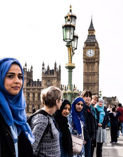 Londrada Müslüman kadınlar teröre karşı zincir oluşturdu