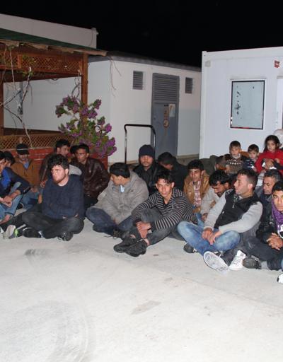 Denizde 4 gün mahsur kalan 50 göçmen kurtarıldı