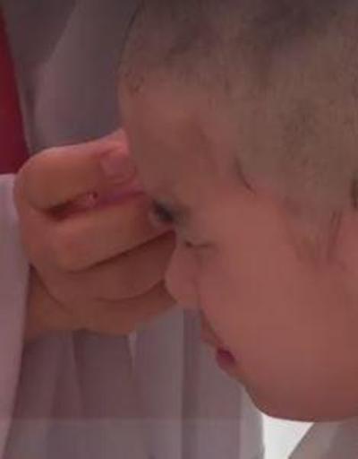Budist çocuk rahip adaylarının ilk saç traşı