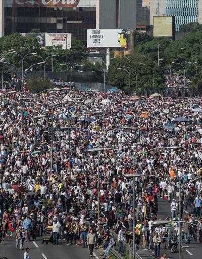 Venezuelada Maduro isyanı sürüyor