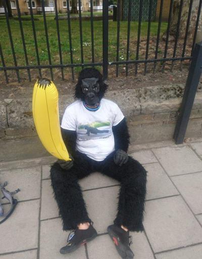 Maratona katılan Goril Adam yolu yarıladı