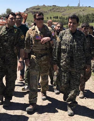 Başına 4 milyon ödül konulan PKKlı terörist ABDli komutanla yan yana