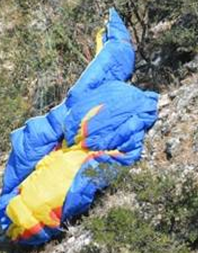 Kayalıklarda mahsur kalan paraşütçü kurtarıldı