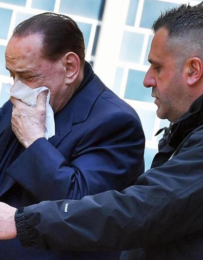 Berlusconiye büyük şok Dudağına iki dikiş atıldı